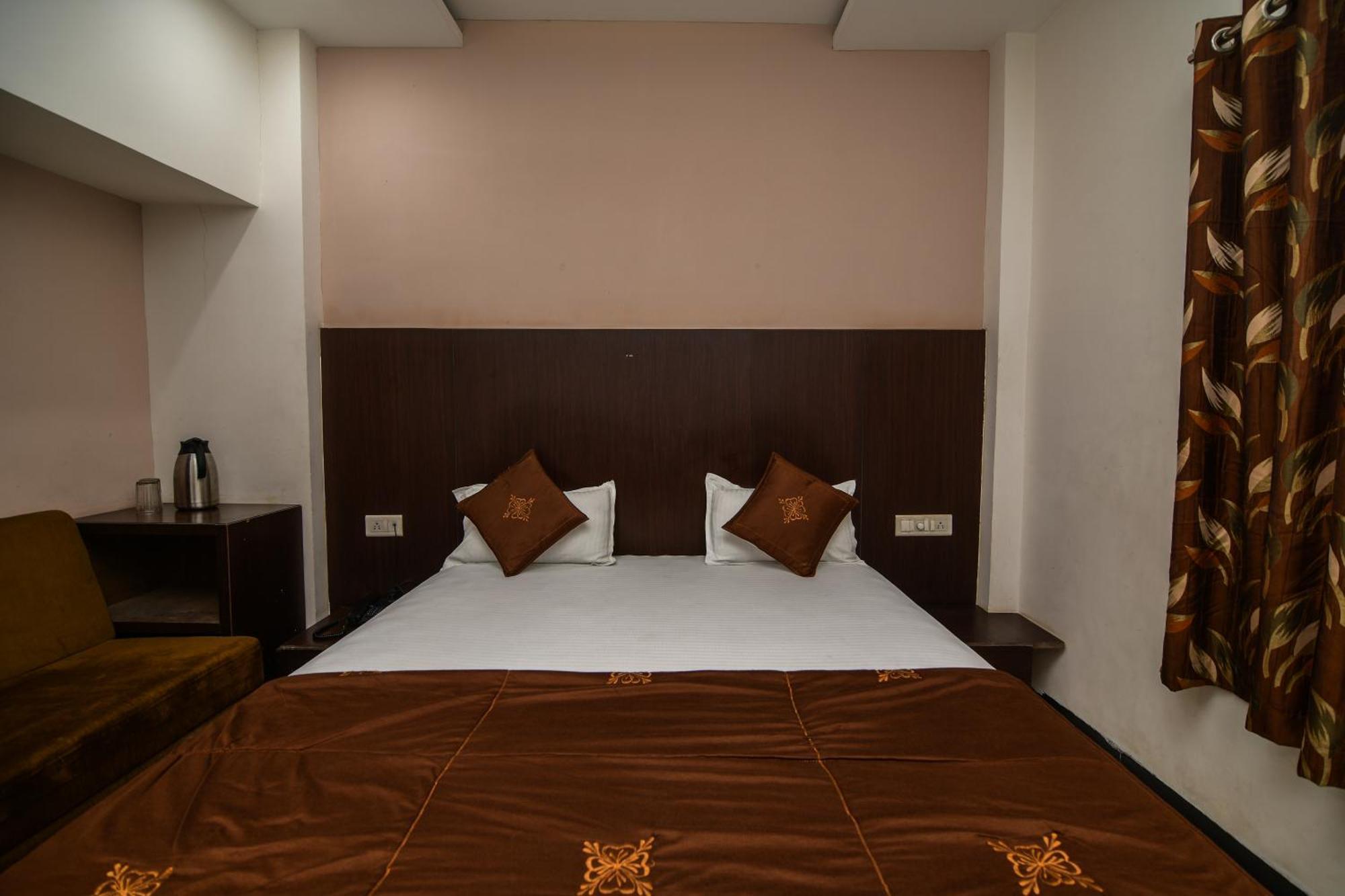 Shree Ram Hotel Удджайн Экстерьер фото