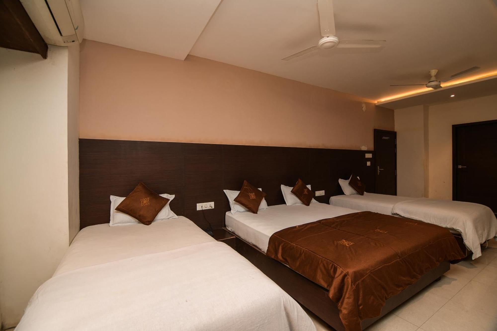 Shree Ram Hotel Удджайн Экстерьер фото