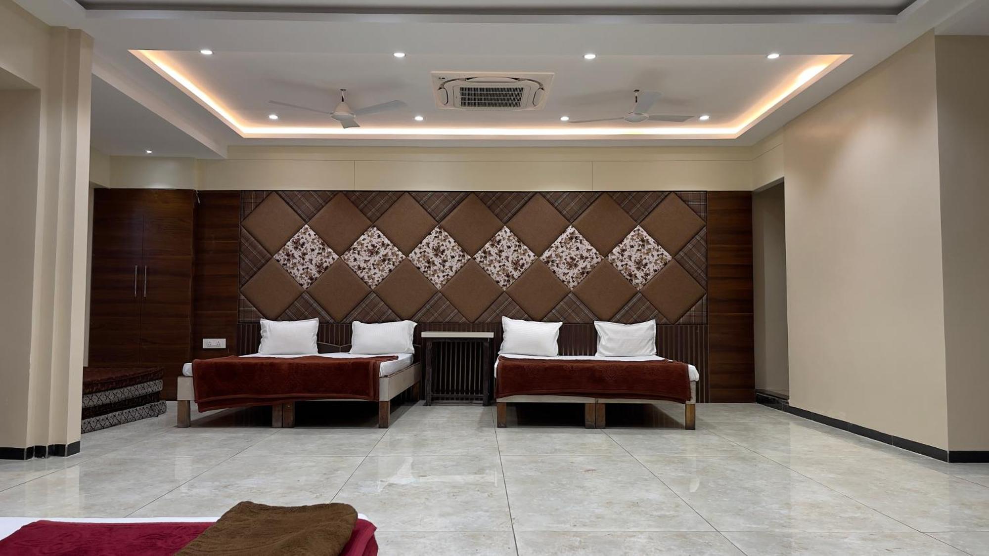 Shree Ram Hotel Удджайн Экстерьер фото