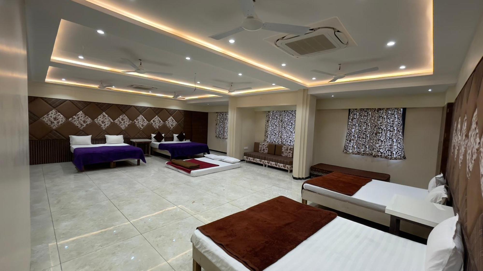Shree Ram Hotel Удджайн Экстерьер фото