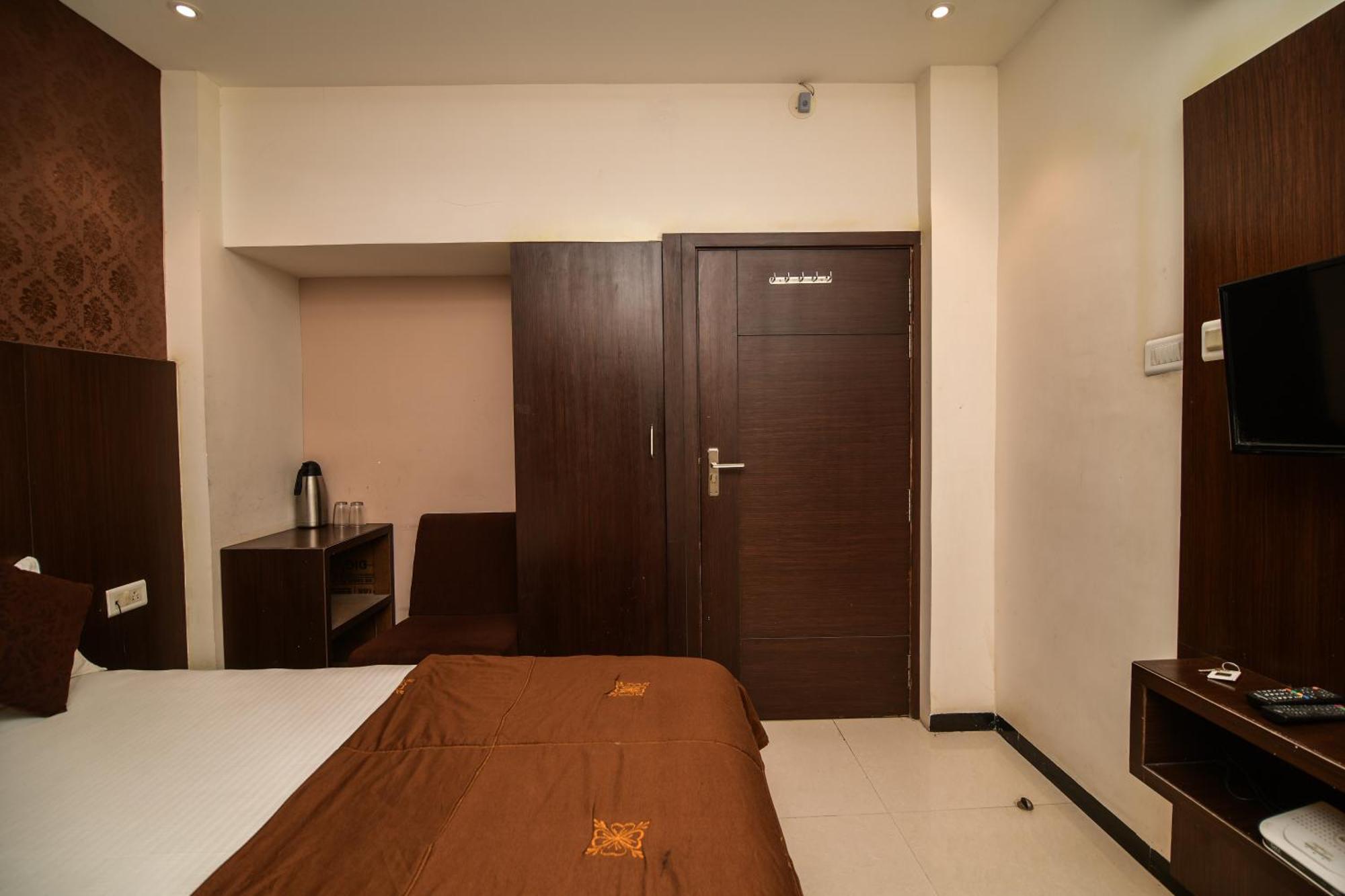 Shree Ram Hotel Удджайн Экстерьер фото