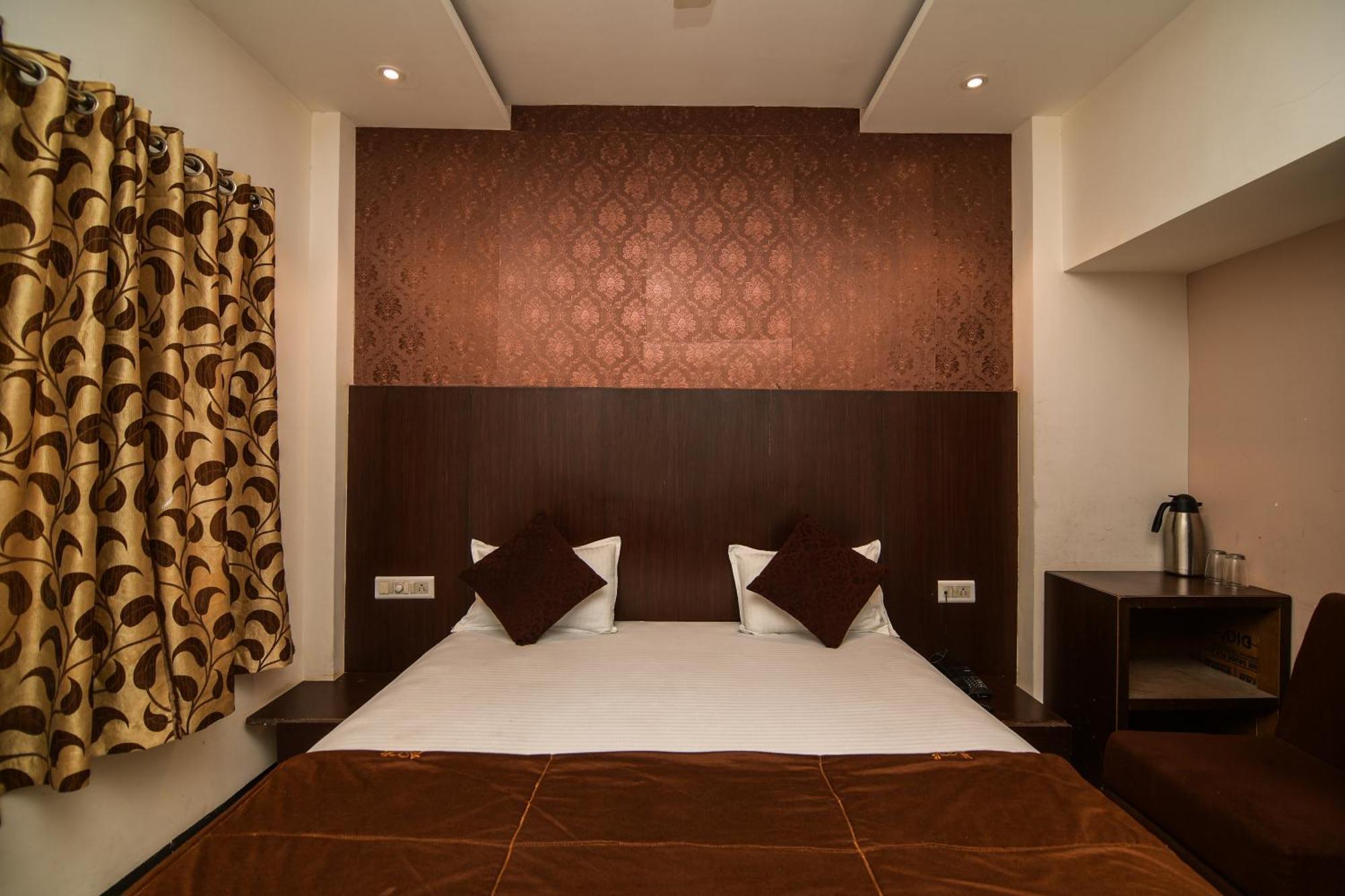 Shree Ram Hotel Удджайн Экстерьер фото